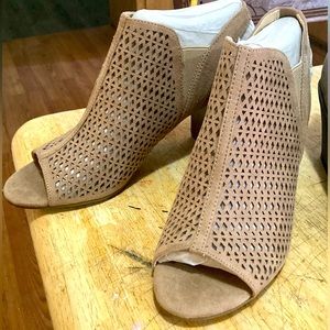 Iiz Claiborne heels